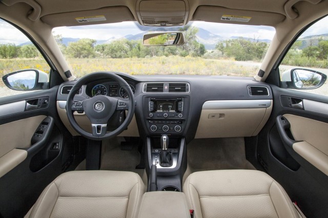 Volkswagen 2014 Jetta Hybrid (7).jpg